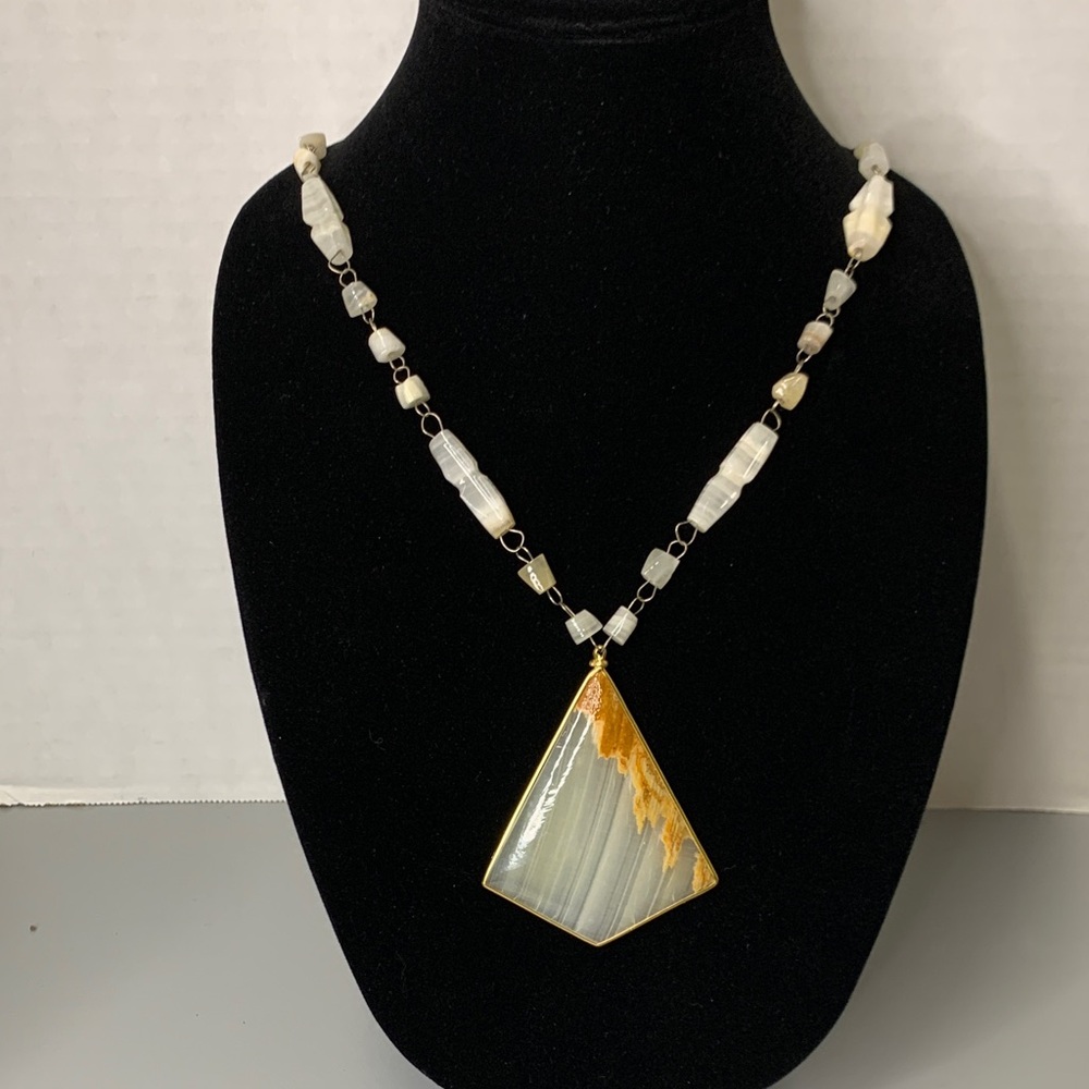 Vintage Carved Agate Necklace Elegant Stone Gold & Cream Pendant Necklace
